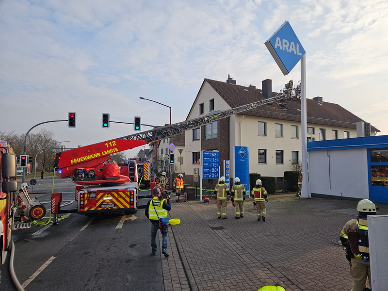 FW Lehrte: Feuer in Dachgeschosswohnung nach lautem Knall: Feuerwehr rettet verletzten Mann aus seiner Wohnung - Foto: presseportal.de