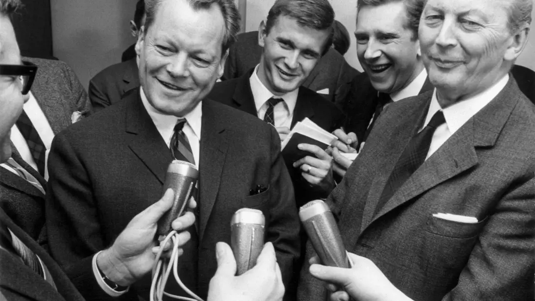Die erste «Groko»: CDU-Kanzlerkandidat Kurt Georg Kiesinger und SPD-Chef Willy Brandt besiegeln 1966 das Bündnis aus Union und Sozialdemokraten, die zusammen auf fast 87 Prozent der Stimmen kamen (2021: 50 Prozent). - Bild: Wolfgang Weihs/dpa