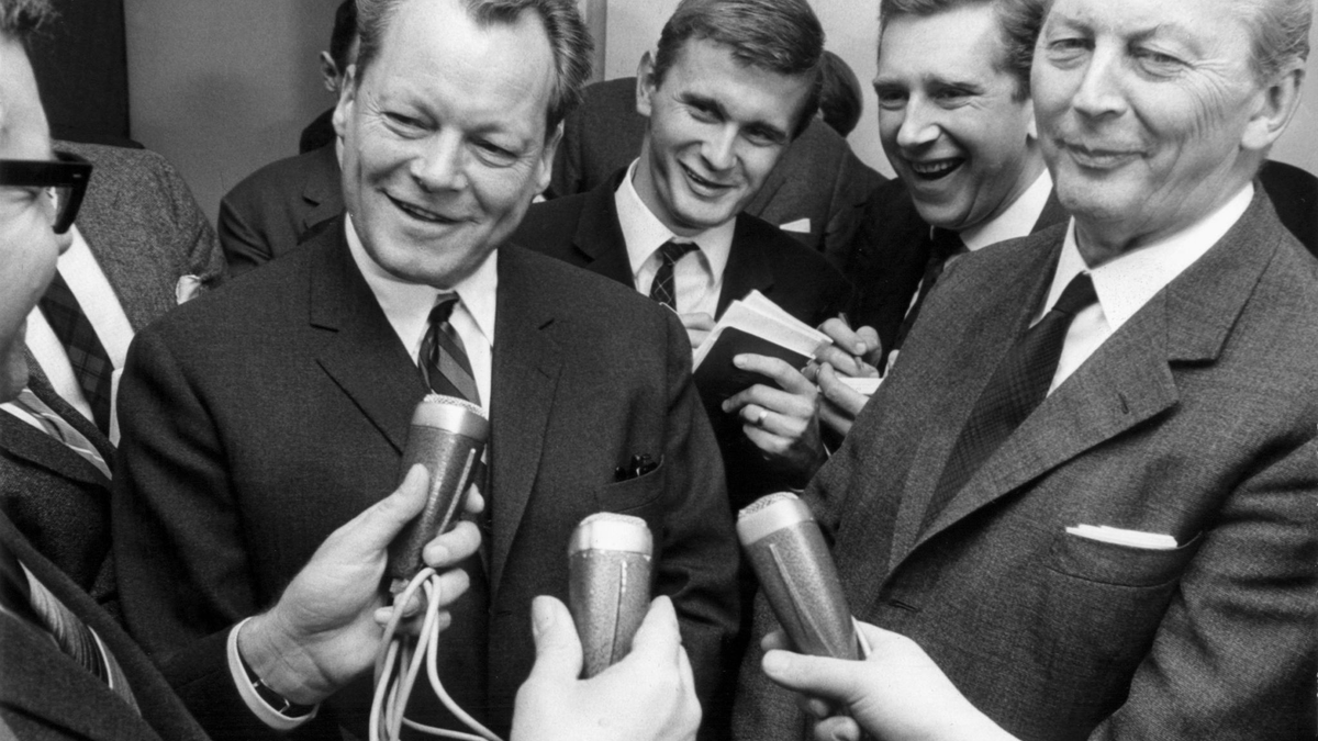 Die erste «Groko»: CDU-Kanzlerkandidat Kurt Georg Kiesinger und SPD-Chef Willy Brandt besiegeln 1966 das Bündnis aus Union und Sozialdemokraten, die zusammen auf fast 87 Prozent der Stimmen kamen (2021: 50 Prozent). - Foto: Wolfgang Weihs/dpa