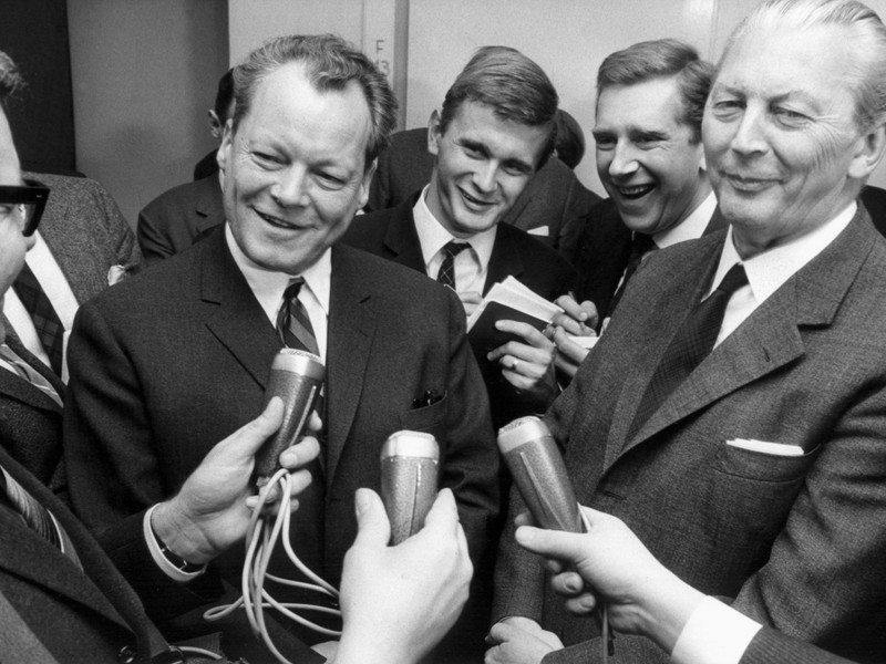 Die erste «Groko»: CDU-Kanzlerkandidat Kurt Georg Kiesinger und SPD-Chef Willy Brandt besiegeln 1966 das Bündnis aus Union und Sozialdemokraten, die zusammen auf fast 87 Prozent der Stimmen kamen (2021: 50 Prozent). - Foto: Wolfgang Weihs/dpa