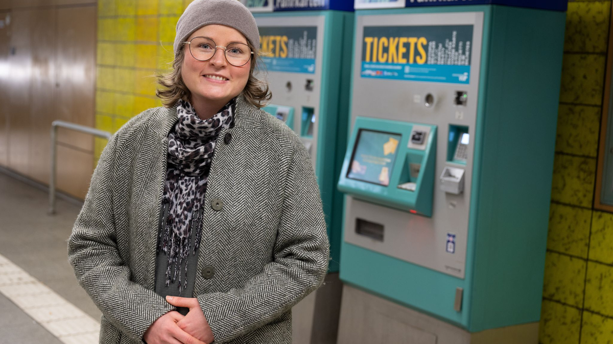 «Ich vermisse nichts», sagt die 37-Jährige mit Blick auf ihr autofreies Leben. - Foto: Boris Roessler/dpa