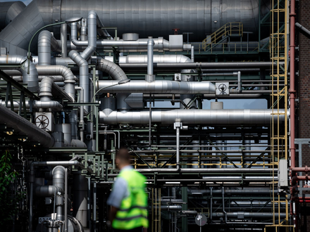 Die Zahl der Gründungen in der Industrie sinkt stark, vor allem in forschungsintensiven Branchen wie Chemie (Archivbild) - Foto: Fabian Strauch/dpa