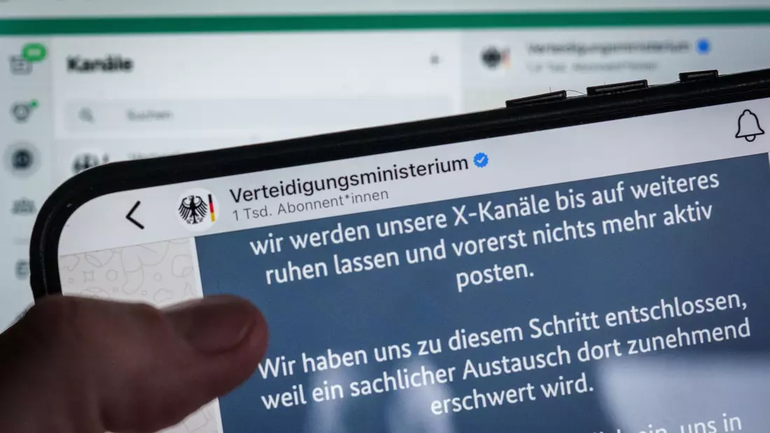 So mancher zog sich bereits zurück - wie sich die X-Nutzerzahlen langfristig entwickeln, ist unklar. (Archivbild) - Bild: Michael Kappeler/dpa