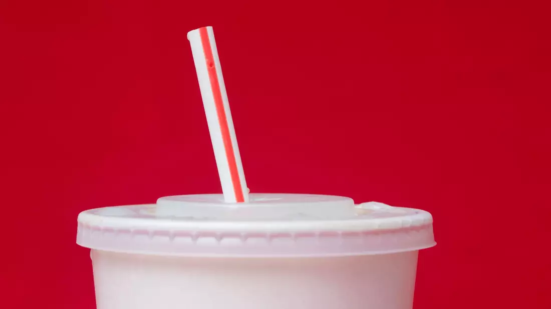 Der US-Präsident propagiert die Rückkehr zum Plastik. (Archivbild) - Bild: Wilfredo Lee/AP/dpa