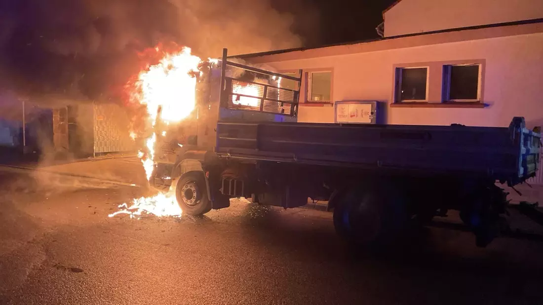 FW-DO: Mehrere brennende Fahrzeuge an der Sölder Straße - Bild: presseportal.de