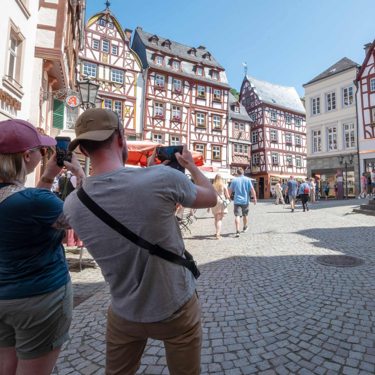 Touristen im Fachwerk-Städtchen Bernkastel-Kues. Die Lust aufs Reisen ist ungebrochen. (Archivbild) - Foto: Harald Tittel/dpa
