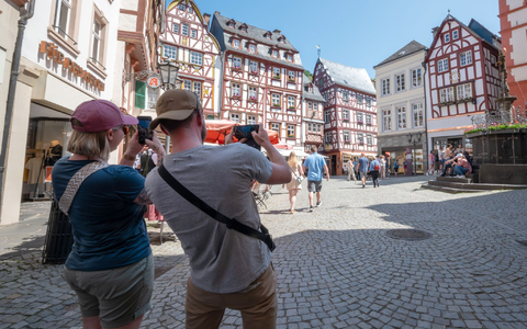 Touristen im Fachwerk-Städtchen Bernkastel-Kues. Die Lust aufs Reisen ist ungebrochen. - Foto: Harald Tittel/dpa Touristen im Fachwerk-Städtchen Bernkastel-Kues. Die Lust aufs Reisen ist ungebrochen. - Foto: Harald Tittel/dpa