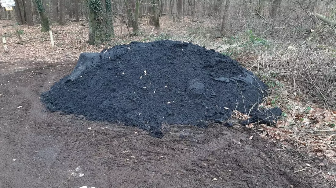 POL-OF: Asphalt im Wald abgeladen: Kripo bittet um Hinweise - Bild: presseportal.de