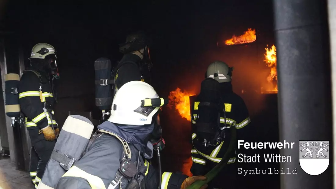 FW Witten: Brand in Herbede, Rauch steigt aus Gebäude, gleichzeitig Gasaustritt im Zentrum. - Bild: presseportal.de