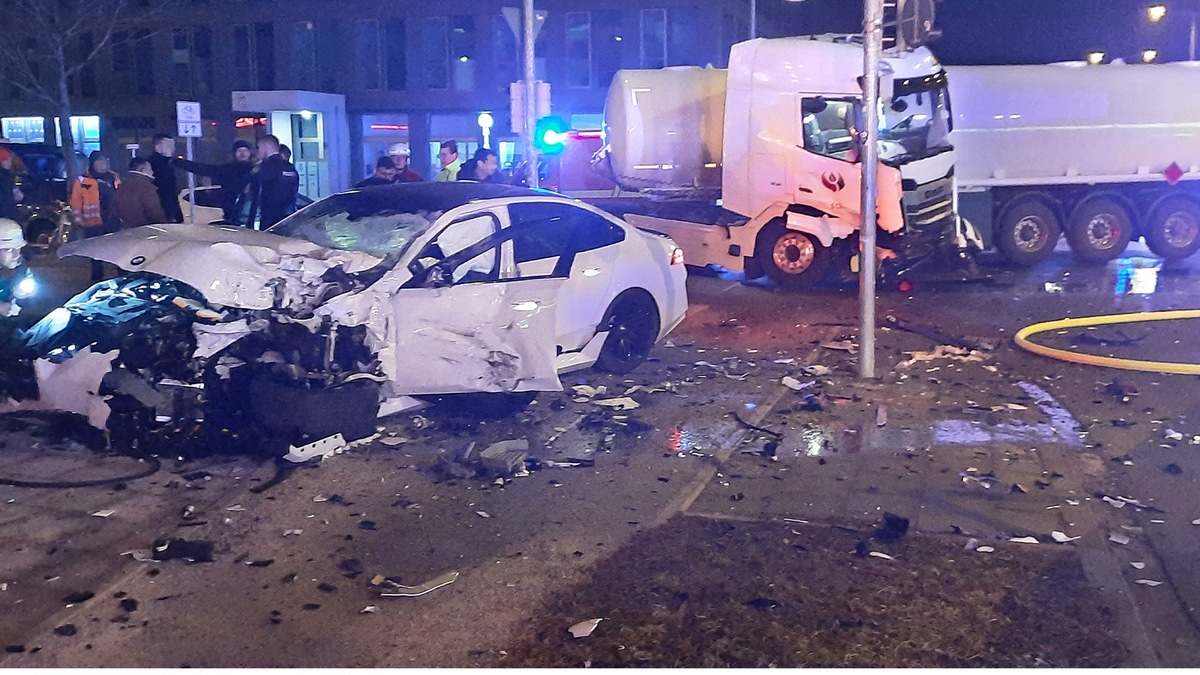 FW-M: Schwerer Verkehrsunfall (Lerchenau-Am Hart) - Foto: presseportal.de