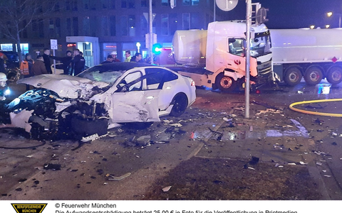 FW-M: Schwerer Verkehrsunfall (Lerchenau-Am Hart) - Foto: presseportal.de