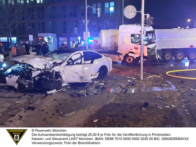 FW-M: Schwerer Verkehrsunfall (Lerchenau-Am Hart) - Foto: presseportal.de