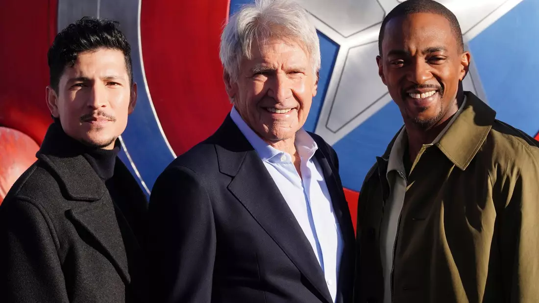 Harrison Ford (Mitte) mit seinen Co-Stars Danny Ramirez (l) und Anthony Mackie (r) aus «Captain America: Brave New World» - Bild: Ian West/PA Wire/dpa