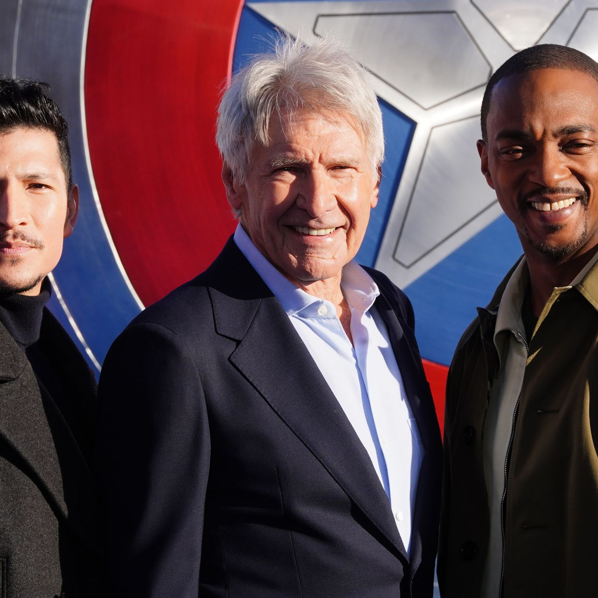 Harrison Ford (Mitte) mit seinen Co-Stars Danny Ramirez (l) und Anthony Mackie (r) aus «Captain America: Brave New World» - Foto: Ian West/PA Wire/dpa