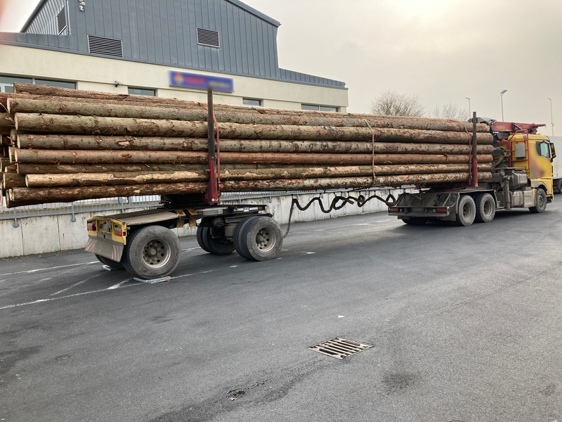 POL-OH: Polizei stoppt Langholzlaster bei Kirchheim mit 49 Prozent Überladung - Foto: presseportal.de