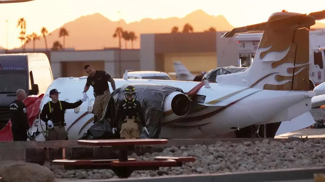 Am Flughafen Scottsdale hat ein Privatjet ein parkendes Flugzeug gerammt. - Bild: Ross D. Franklin/AP/dpa