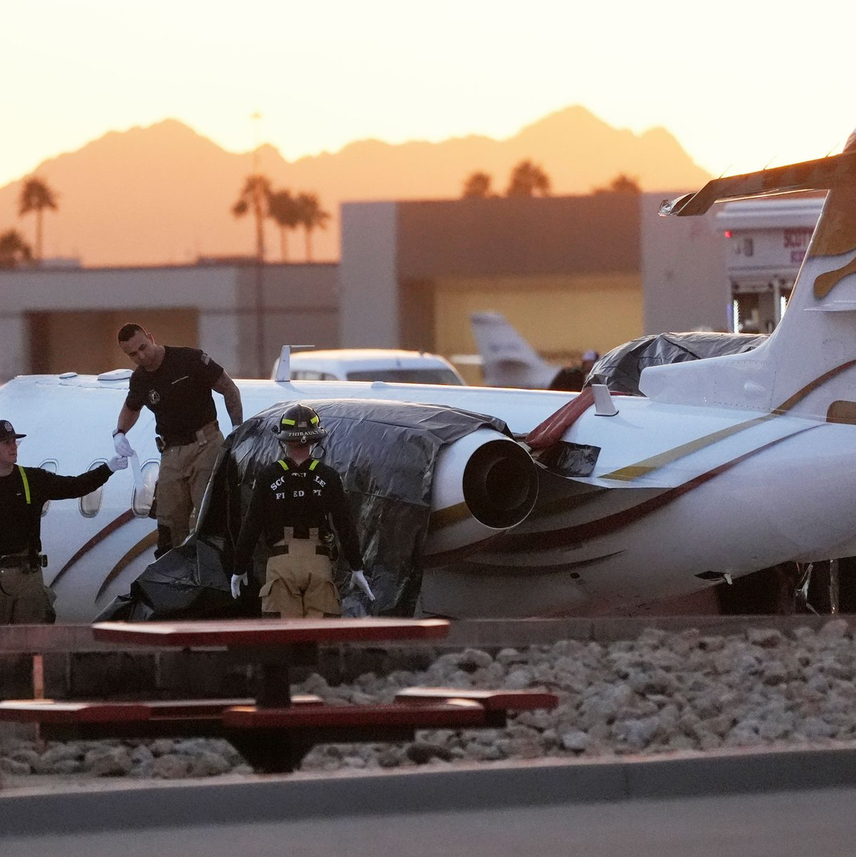 Am Flughafen Scottsdale hat ein Privatjet ein parkendes Flugzeug gerammt. - Foto: Ross D. Franklin/AP/dpa