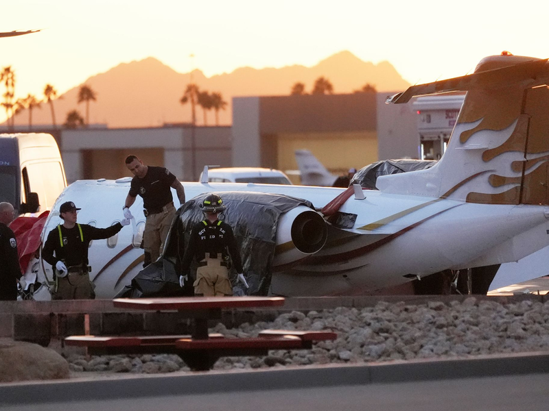Am Flughafen Scottsdale hat ein Privatjet ein parkendes Flugzeug gerammt. - Foto: Ross D. Franklin/AP/dpa