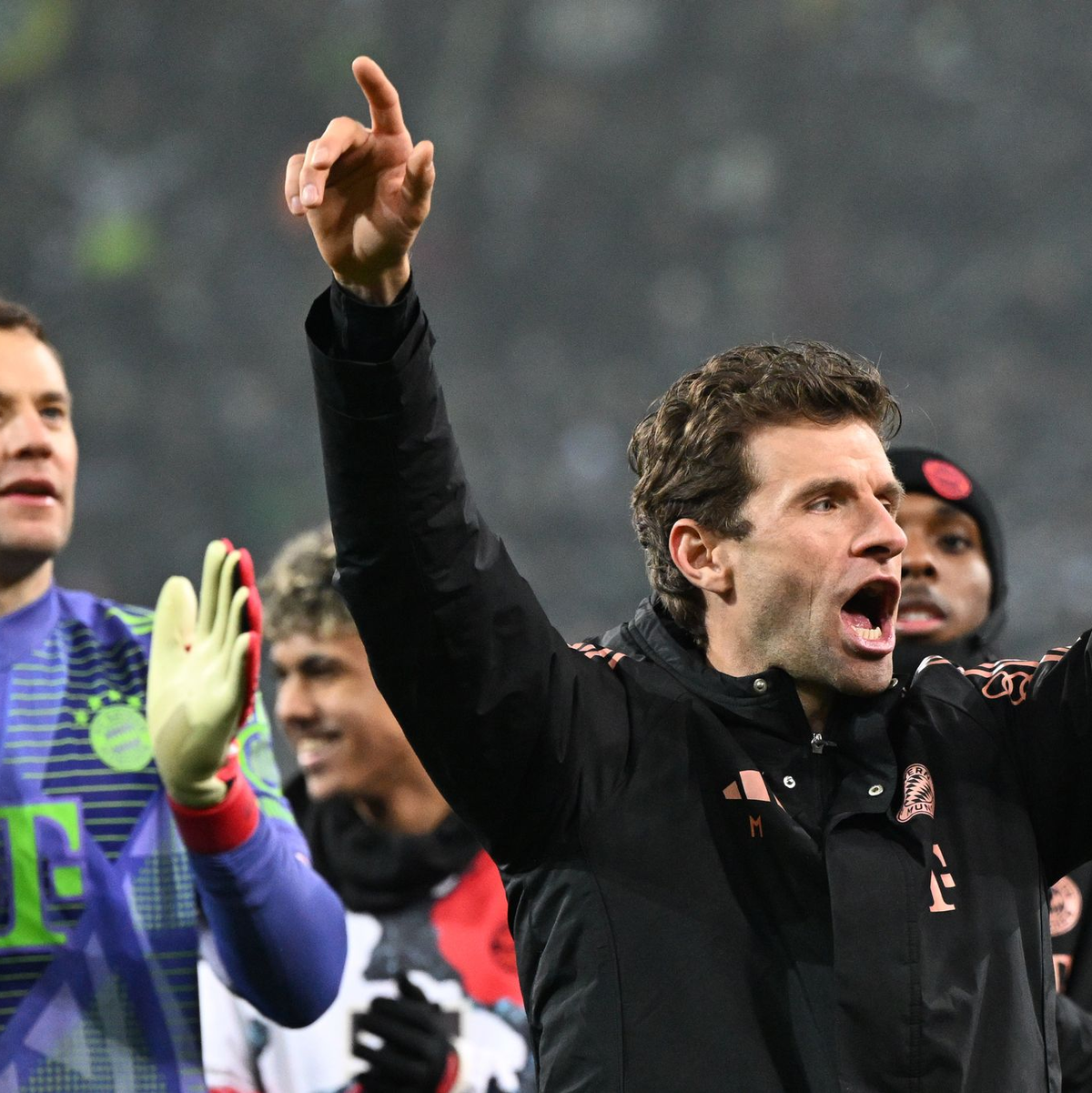 Die Königsklassen-Veteranen Manuel Neuer (l) und Thomas Müller stehen vor dem Debüt im Celtic Park. - Foto: Federico Gambarini/dpa