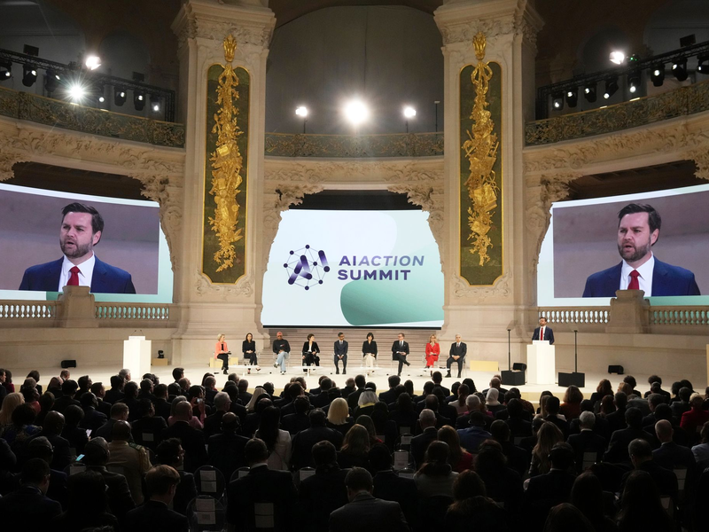 US-Vizepräsident J.D. Vance spricht während des Aktionsgipfels für künstliche Intelligenz in Paris. - Foto: Michel Euler/AP/dpa