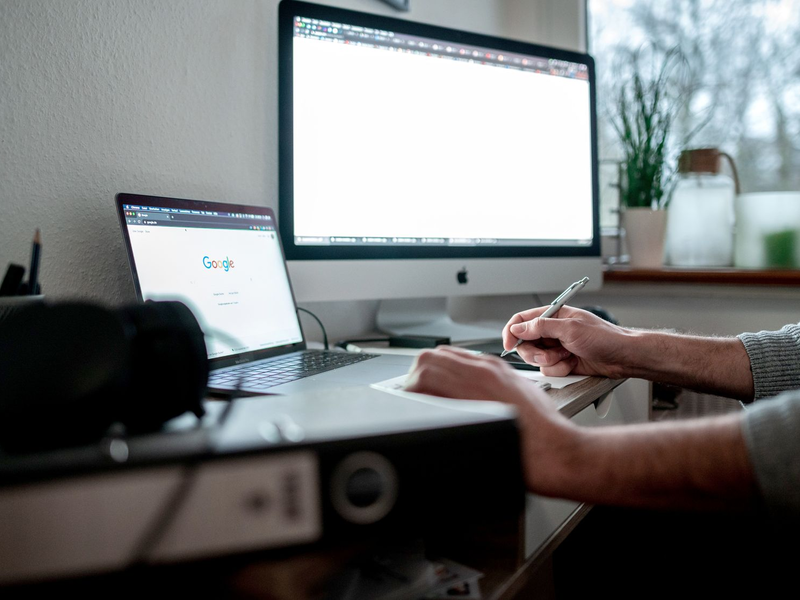 Die Arbeit im Homeoffice erleichtert es Beschäftigten, Beruf und Privatleben zu vereinbaren. - Foto: Fabian Strauch/dpa/dpa-tmn