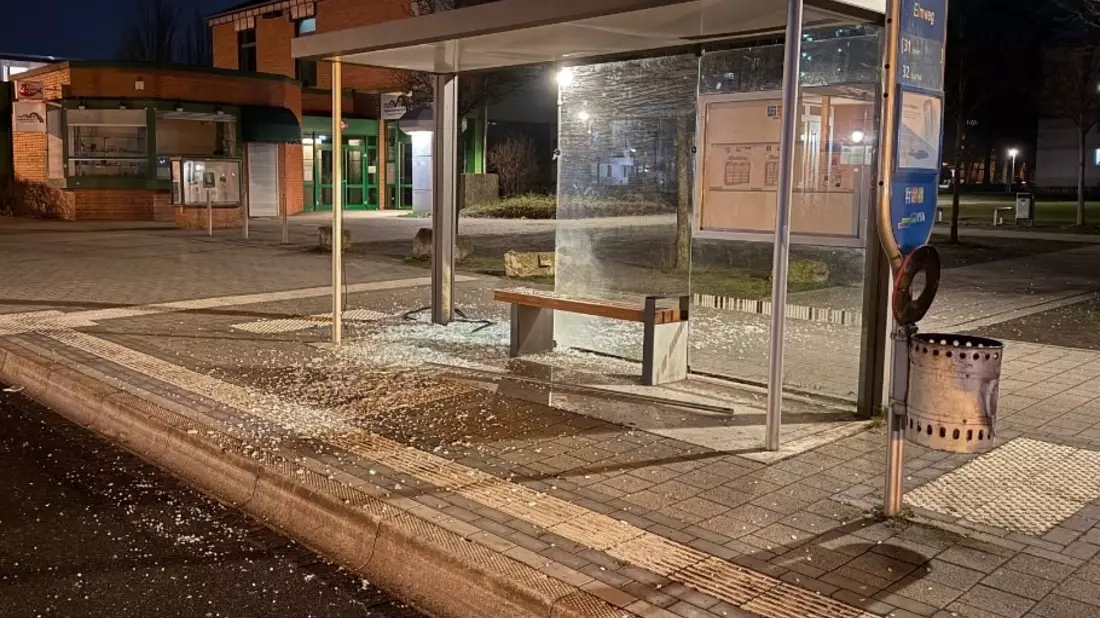 POL-GÖ: (62/2025) Bushaltestelle in Grone erneut beschädigt - Rund 1.000 Euro Schaden, Täter unbekannt - Bild: presseportal.de