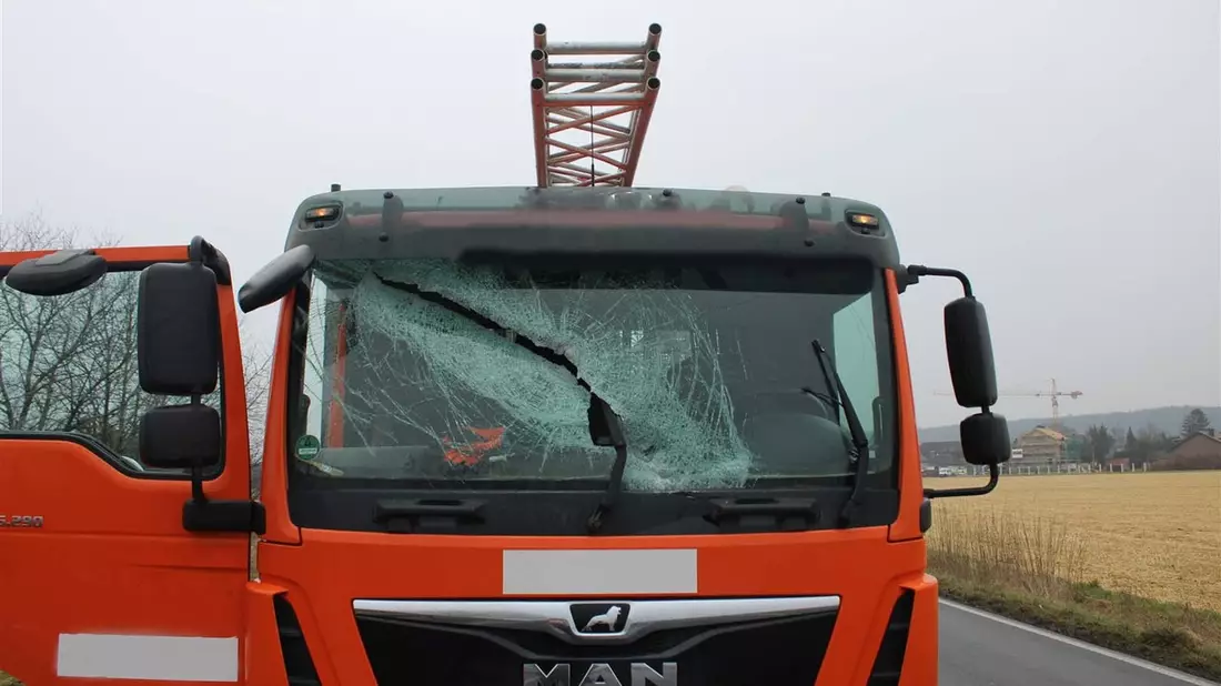 POL-DN: Heizkörper fliegt in Windschutzscheibe - Zwei Verletzte - Bild: presseportal.de