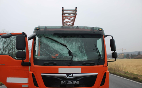 POL-DN: Heizkörper fliegt in Windschutzscheibe - Zwei Verletzte - Foto: presseportal.de