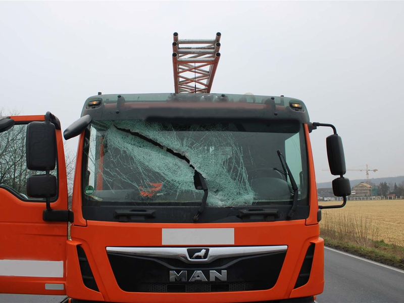 POL-DN: Heizkörper fliegt in Windschutzscheibe - Zwei Verletzte - Foto: presseportal.de
