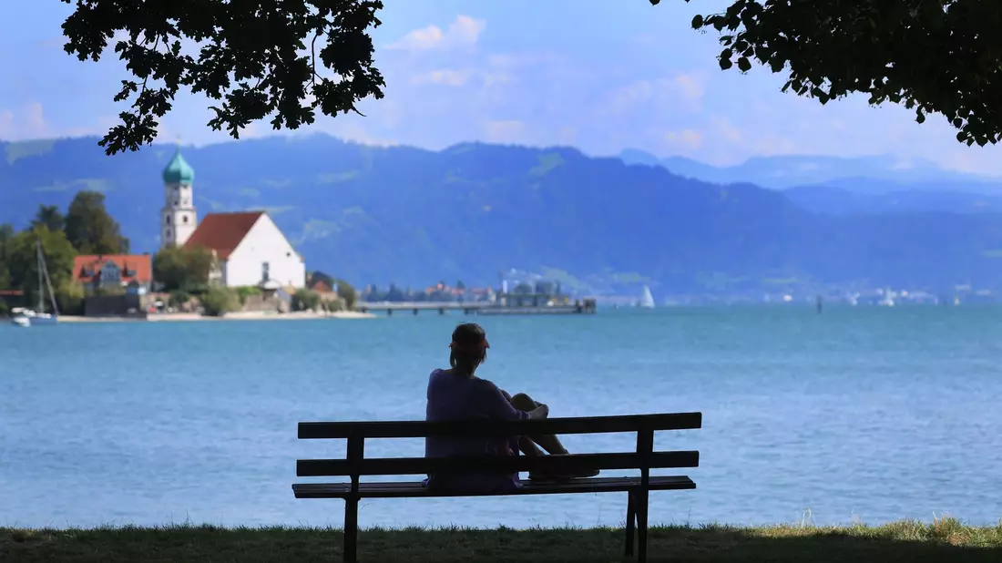 Menschen lieben die langen Sommerabende. (Archivbild) - Bild: Karl-Josef Hildenbrand/dpa