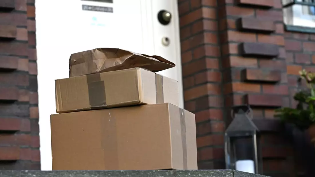Diese vier Pakete sind angekommen an einem Mietshaus - bei anderen Sendungen ging etwas schief, was zu Beschwerden führte. (Symbolbild) - Bild: Wolf von Dewitz/dpa