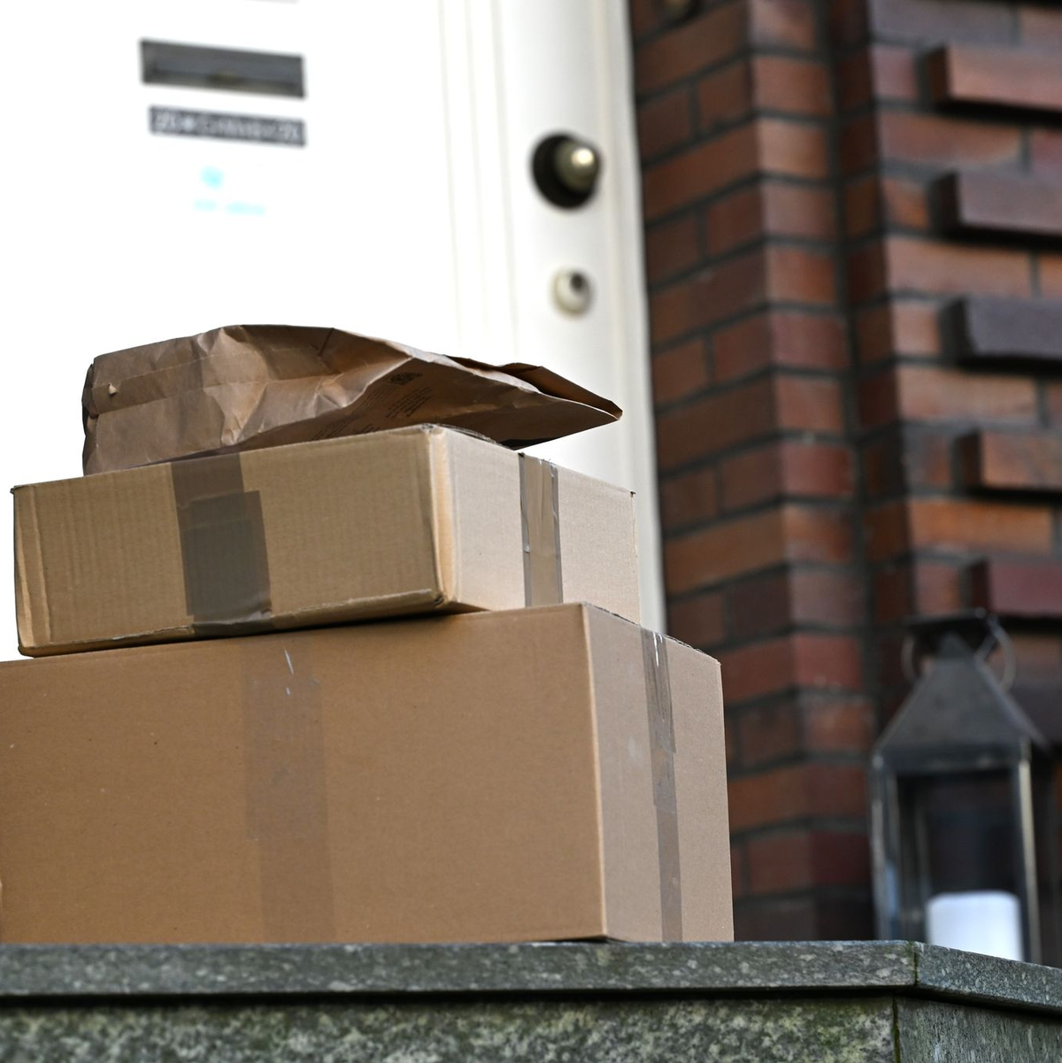 Mehrere Milliarden solcher Sendungen werden in Deutschland jedes Jahr zugestellt, bei manchen geht etwas schief. (Archivbild) - Foto: Wolf von Dewitz/dpa