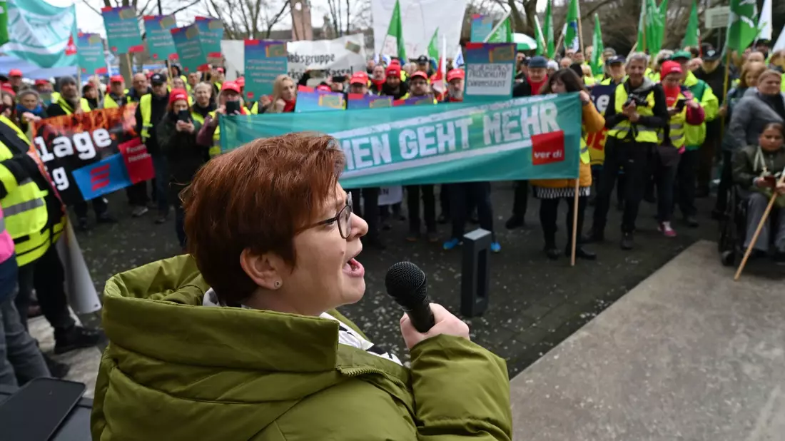 Verdi-Vize Christine Behle kündigt eine mögliche Eskalation vor Bundestagswahl an. (Archivbild) - Bild: Arne Dedert/dpa