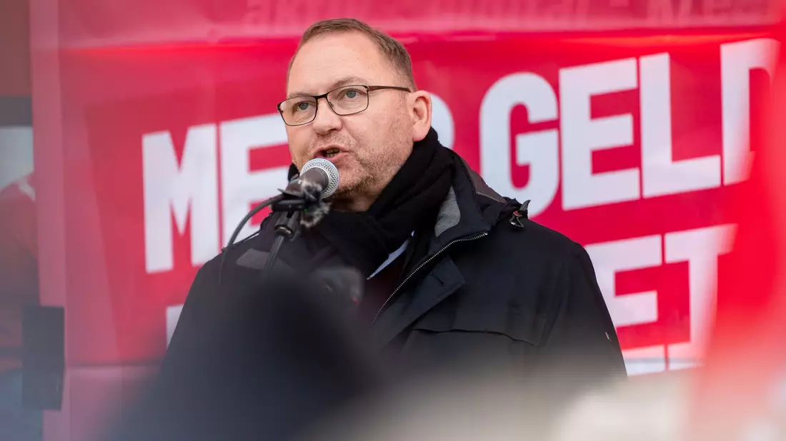 Verdi-Chef Frank Werneke erwartet eine Ausweitung von Warnstreiks. (Archivbild) - Bild: Christophe Gateau/dpa
