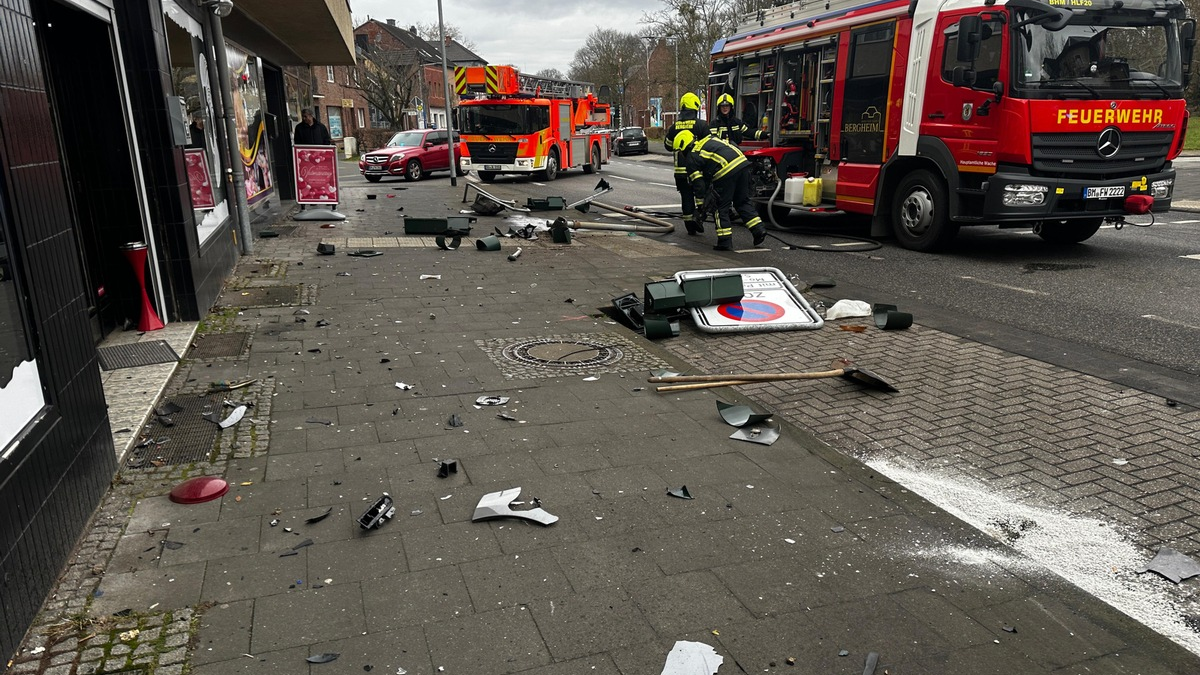 FW Bergheim: Eine verletzte Person nach Verkehrsunfall in Quadrath-Ichendorf Fahrerin im PKW eingeschlossen - großes Trümmerfeld auf Köln-Aachener-Straße - Foto: presseportal.de