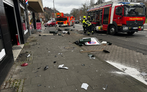 FW Bergheim: Eine verletzte Person nach Verkehrsunfall in Quadrath-Ichendorf Fahrerin im PKW eingeschlossen - großes Trümmerfeld auf Köln-Aachener-Straße - Foto: presseportal.de