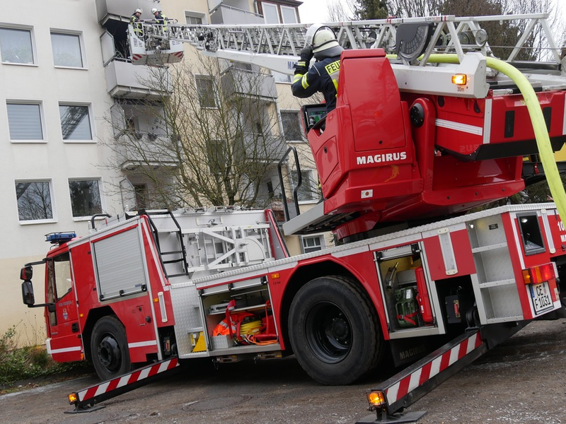 FW Celle: Balkon in Vollbrand - Foto: presseportal.de