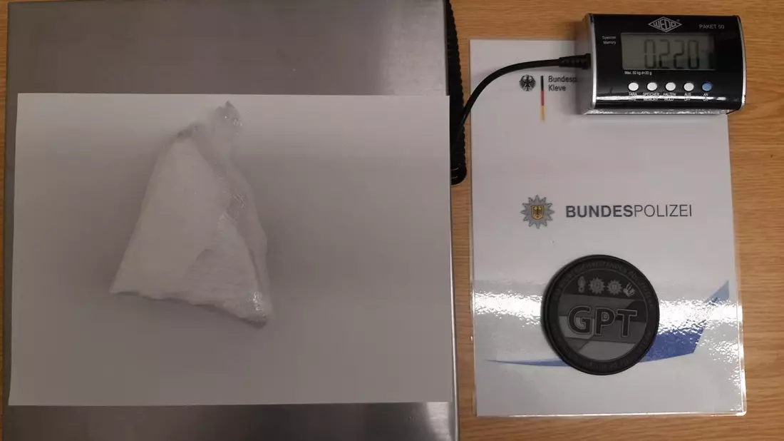 BPOL NRW: Fahndungserfolg des grenzüberschreitenden Polizeiteams: 23-Jähriger mit 220 Gramm Kokain auf der Autobahn 3 festgenommen - Bild: presseportal.de
