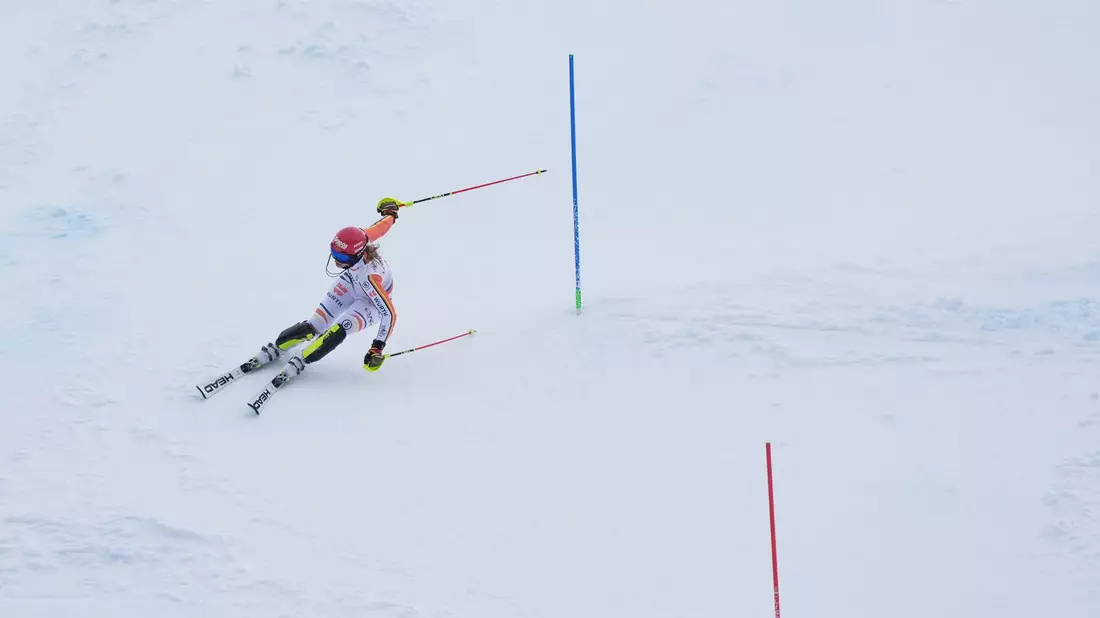 Der Fehler, der die Medaille kostet: Lena Dürr patzt im Torlauf der Team-Kombination. - Bild: Giovanni Auletta/AP/dpa