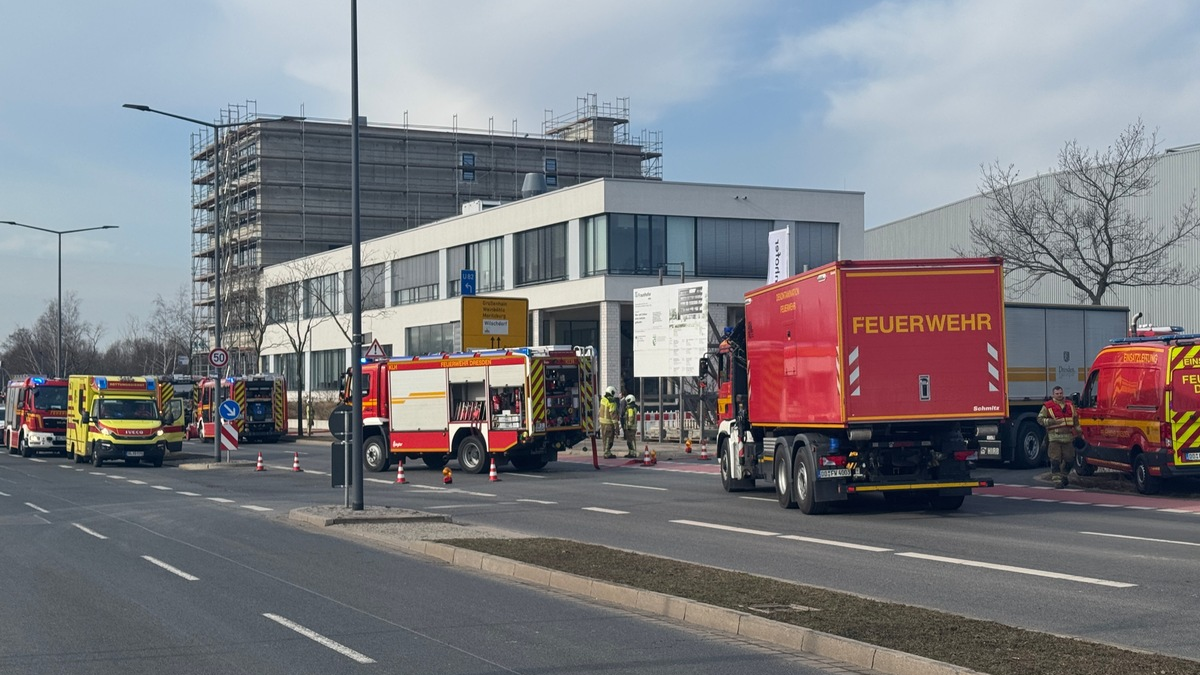 FW Dresden: Automatische Brandmeldeanlage alarmiert Feuerwehr: Brand am Fraunhofer-Institut für Photonische Mikrosysteme - Foto: presseportal.de