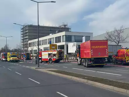 FW Dresden: Automatische Brandmeldeanlage alarmiert Feuerwehr: Brand am Fraunhofer-Institut für Photonische Mikrosysteme - Foto: presseportal.de