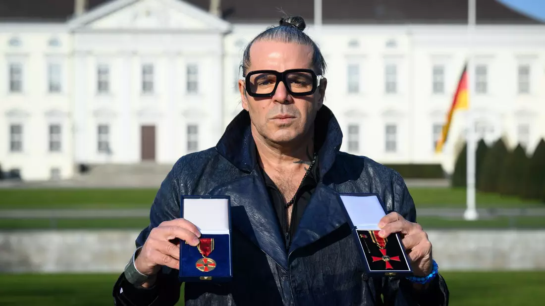 Der Künstler Luigi Toscano hat seine Verdienstmedaille sowie das Bundesverdienstkreuz des Holocaust-Überlebenden Albrecht Weinberg aus Protest Bundespräsident Frank-Walter Steinmeier zurückgegeben.  - Bild: Bernd von Jutrczenka/dpa