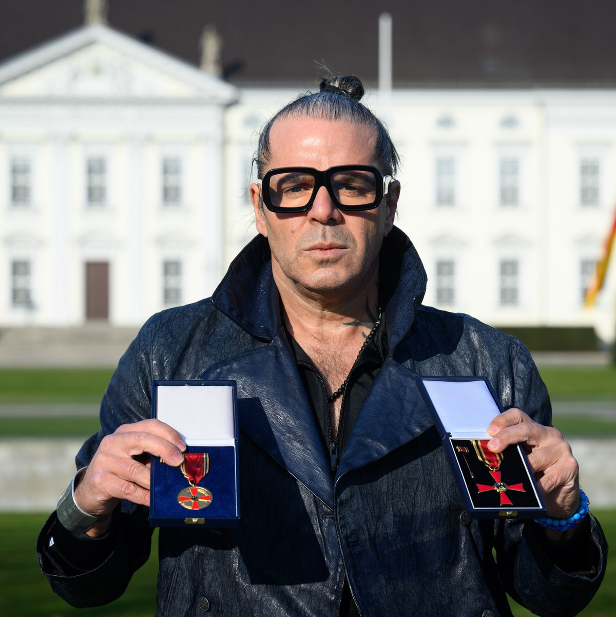Der Künstler Luigi Toscano hat seine Verdienstmedaille sowie das Bundesverdienstkreuz des Holocaust-Überlebenden Albrecht Weinberg aus Protest Bundespräsident Frank-Walter Steinmeier zurückgegeben.  - Foto: Bernd von Jutrczenka/dpa