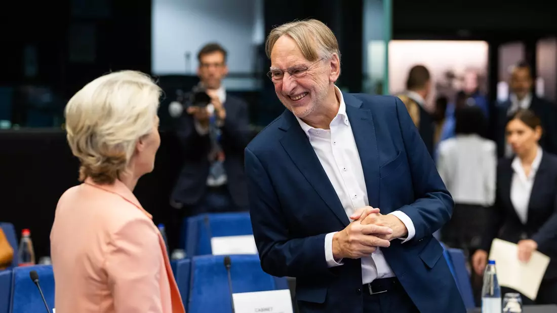 Bernd Lange (SPD) im Gespräch mit EU-Kommissionspräsidentin Ursula von der Leyen. (Archivbild)   - Bild: Philipp von Ditfurth/dpa