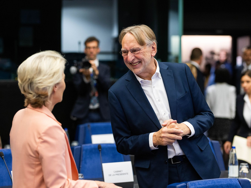 Bernd Lange (SPD) im Gespräch mit EU-Kommissionspräsidentin Ursula von der Leyen. (Archivbild)   - Foto: Philipp von Ditfurth/dpa
