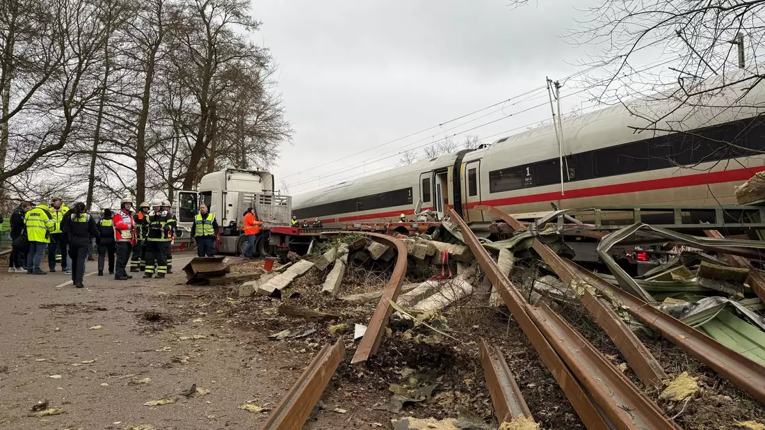 Auf der Bahnstrecke Hamburg-Harburg - Buchholz sind am Nachmittag ein ICE der Deutschen Bahn und ein Sattelzug zusammengestoßen - Bild: Daniel Bockwoldt/dpa
