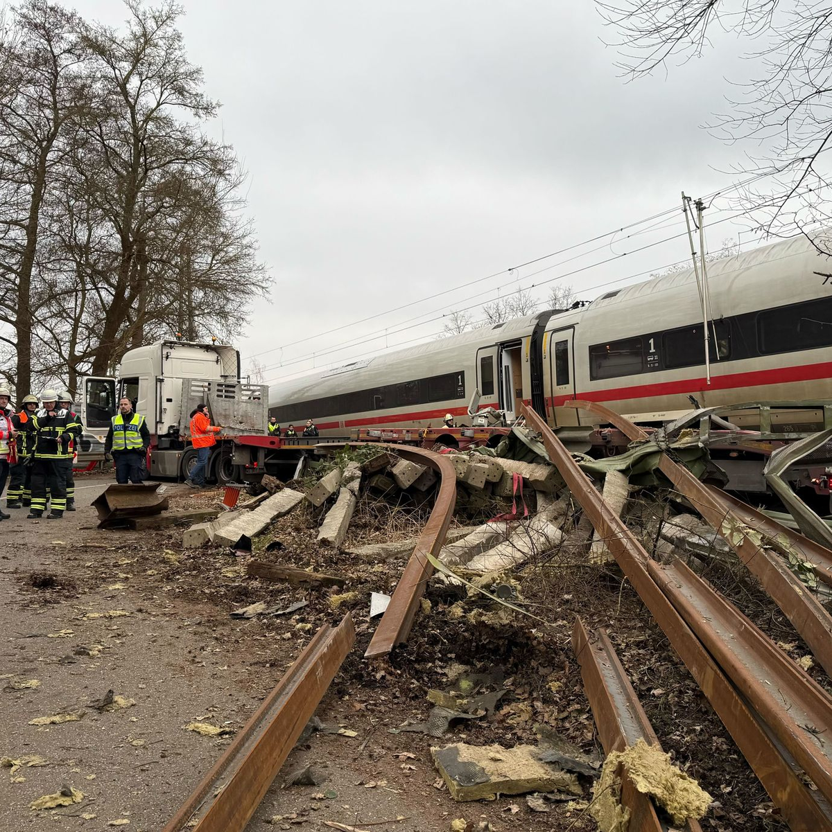 Am Stadtrand von Hamburg sind am Nachmittag ein ICE der Deutschen Bahn und ein Sattelzug zusammengestoßen. - Foto: Daniel Bockwoldt/dpa