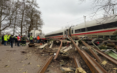 Am Stadtrand von Hamburg sind am Nachmittag ein ICE der Deutschen Bahn und ein Sattelzug zusammengestoĂen. - Foto: Daniel Bockwoldt/dpa Am Stadtrand von Hamburg sind am Nachmittag ein ICE der Deutschen Bahn und ein Sattelzug zusammengestoĂen. - Foto: Daniel Bockwoldt/dpa