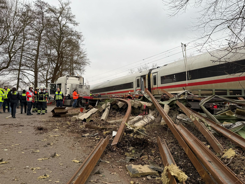 Auf der Bahnstrecke Hamburg-Harburg - Buchholz sind am Nachmittag ein ICE der Deutschen Bahn und ein Sattelzug zusammengestoßen - Foto: Daniel Bockwoldt/dpa