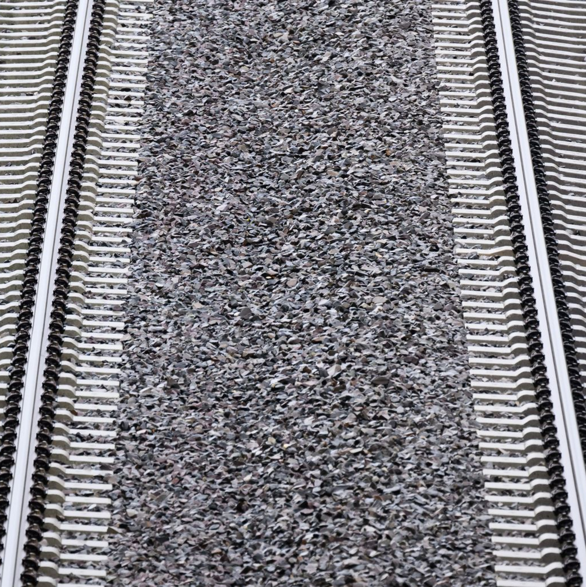  Es gebe mindestens zwei Verletzte, sagte ein Feuerwehrsprecher der Deutschen Presse-Agentur. - Foto: Julian Stratenschulte/dpa